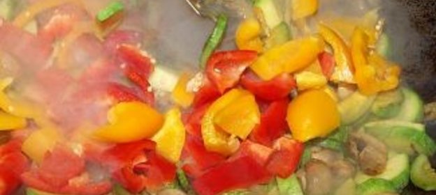 Овощи и грибы в воке