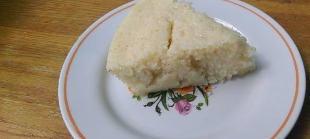 Пицца с колбасой и грибами под томатным соусом