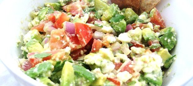 Сальса с авокадо и сыром фета