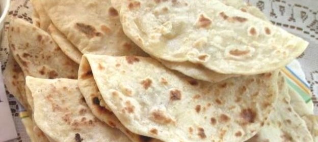 Пресные лепешки с картофелем луком и грибами