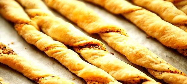 Пряные сырные палочки