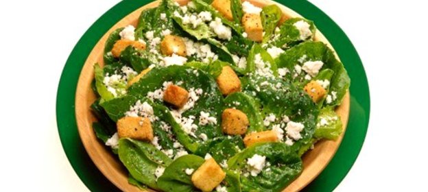 Салат «Цезарь» с приправленными зеленью крутонами