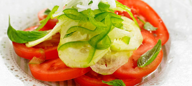 Простой овощной салат с заправкой из бальзамического уксуса