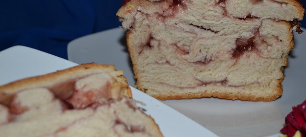 Булка с клюквенным джемом