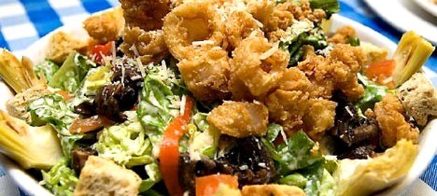 Салат «Цезарь» с креветками и вустерширским соусом