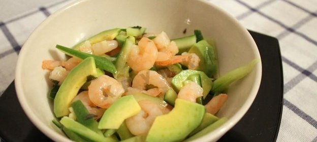 Салат из креветок авокадо и огурца