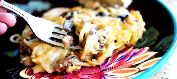 Кассероль из курицы, спагетти и грибов