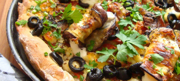 Пицца с баклажанами, шампиньонами и двумя сырами