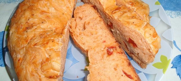 Хлеб с помидорами и сыром