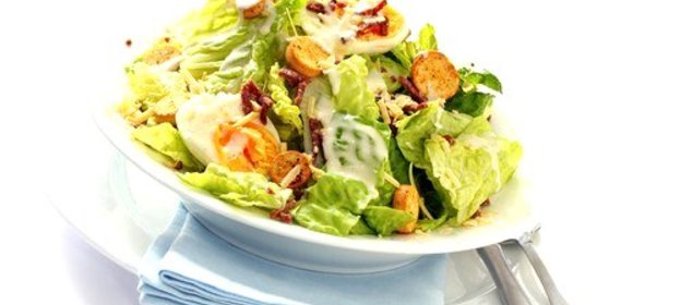 Салат «Цезарь» с желтыми помидорами черри и изюмом