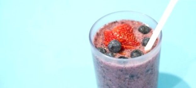 Черничный смузи с бананом и кокосовым молоком