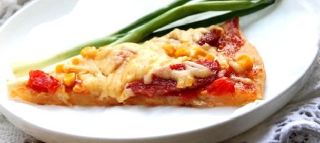 Домашняя пицца с колбасой и сыром