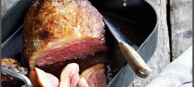 Запеченный стейк из костреца с черничным соусом