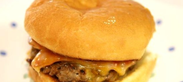 Чизбургеры с говядиной, беконом и сыром