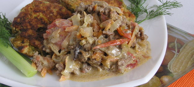 Оладьи зеленые с мясной подливкой «Кикиморово счастье»