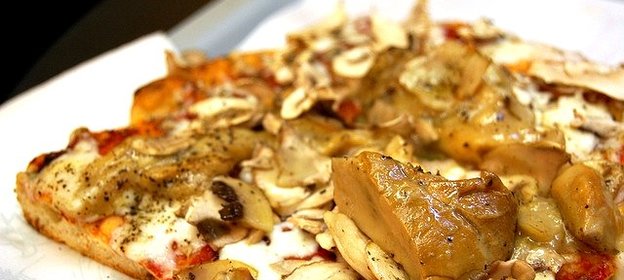 Пицца с белыми грибами