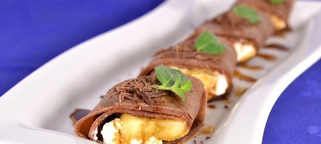 Шоколадные блинчики с творогом, бананом и кофейным сиропом