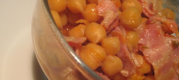 Острый салат из нута и бекона