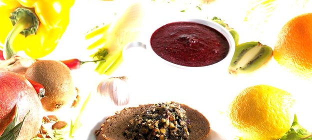 Смузи из замороженной черники и голубики, апельсинов и фиников