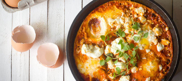 Печеная яичница с креветками в сметанном соусе