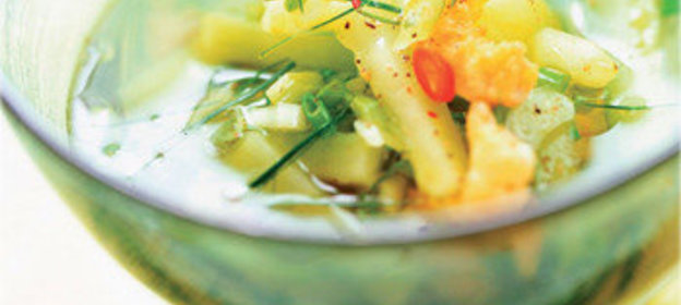 Бульон по-тайски с огурцом и креветками