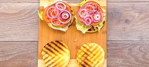 Бургер с тунцом, луком и помидором