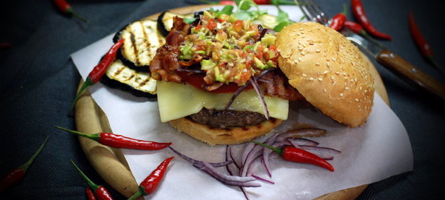 Бургер с говяжьей котлетой, беконом и соусом из авокадо и помидора. тест драйв с Окраиной