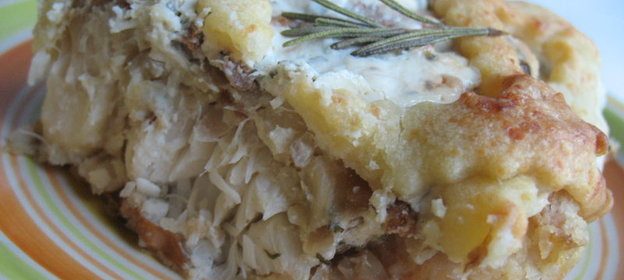 Запеканка с рыбой и грибами под сеточкой из картофельного теста