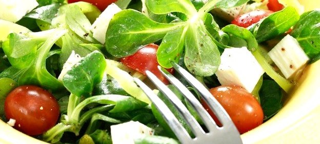 Летний салат с фетой и маслинами