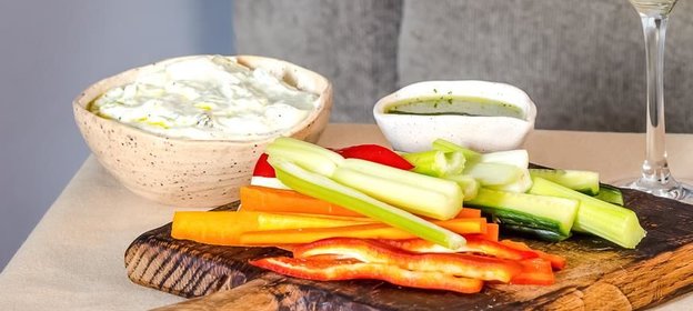 Овощные палочки со сметанным соусом