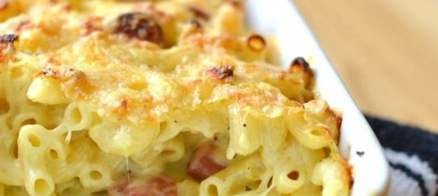 Макаронная запеканка с колбасками