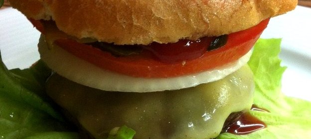 Гамбургеры с овощами и сыром