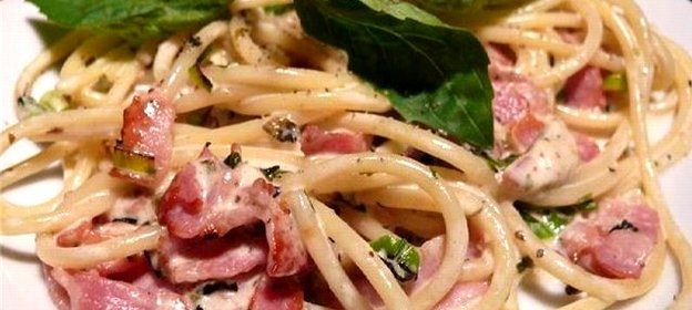 Спагетти с беконом в сырном соусе