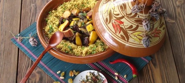 Тажин из баранины с айвой, вяленой хурмой, соленым лимоном, изюмом и арахисом