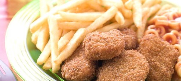 Золотистые куриные наггетсы со сладкими картофельными палочками