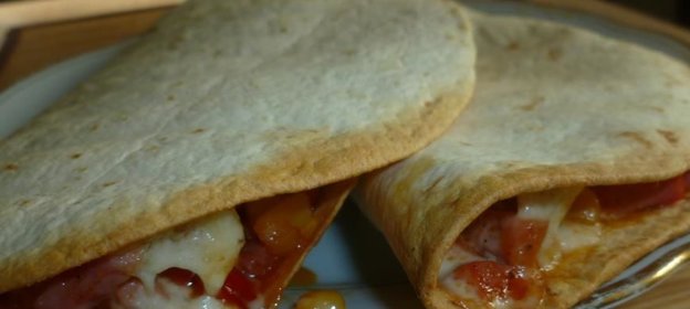 Бурито с ветчиной и моцареллой