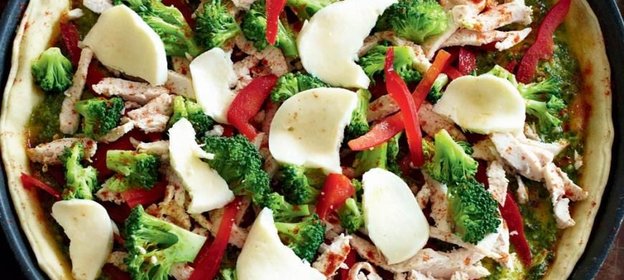 Пицца с курицей, брокколи и песто