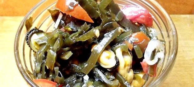 Салат из морской капусты с морепродуктами