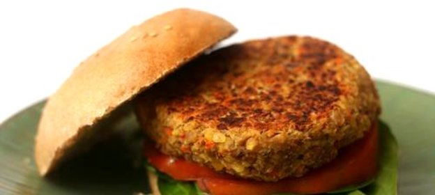 Гамбургеры с котлетами из чечевицы, овощей и сыра
