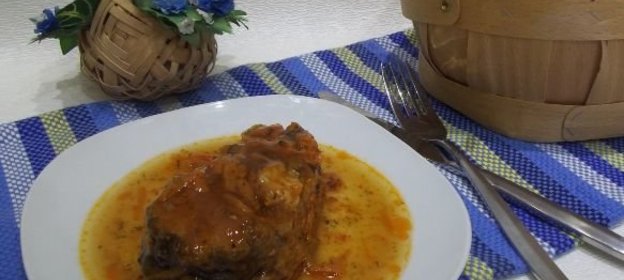 Бифштекс из баранины с начинкой из хлеба, лука и персиков