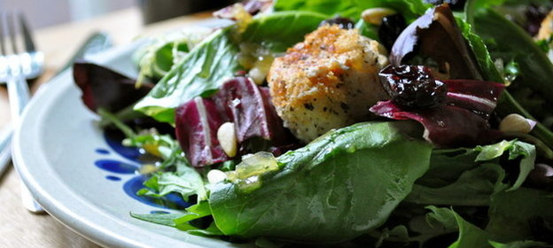 Теплый салат с козьим сыром