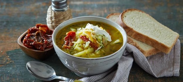 Щи вегетарианские со свежей капустой и вялеными помидорами