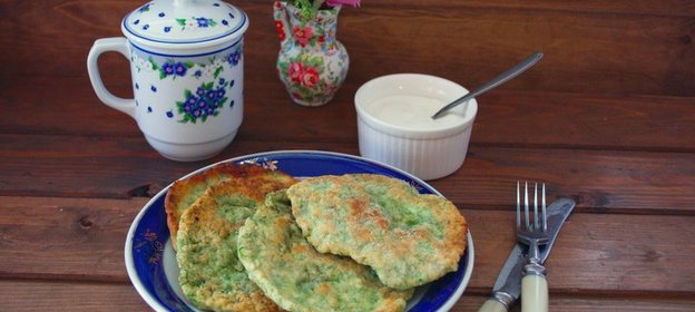 Лепешки с зеленью на сковороде