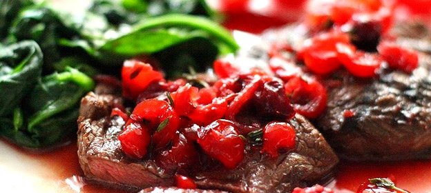 Стейк из вырезки с вишневым соусом