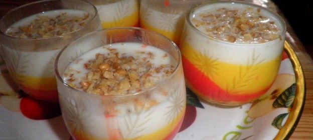 Трехслойное желе из кефира с орехами