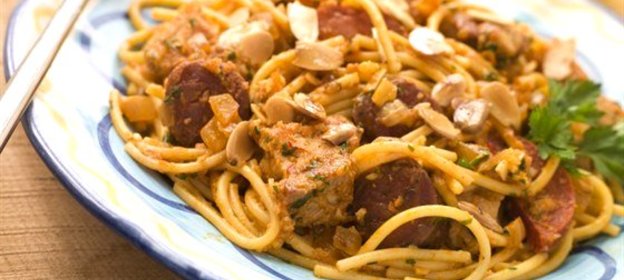 Макарони с чоризо и помидорами