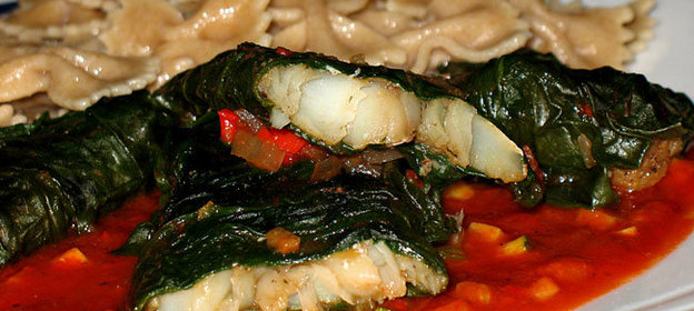 Филе морского окуня в шубке из шпината на соусе из паприки