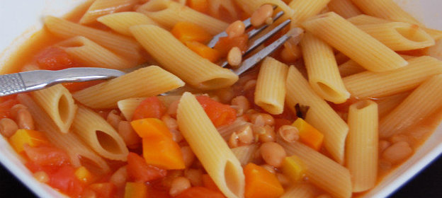Паста с фасолью и томатами в бульоне