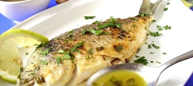 Жареный морской лещ с зеленью