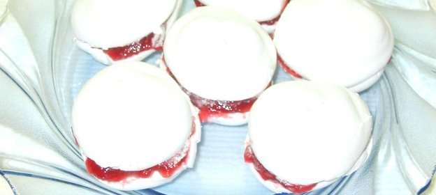 Меренги с малиновым джемом